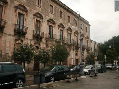 Mola, l'imponente e abbandonato Palazzo Roberti